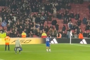 切尔西跟队：其他球员赛后短暂致意就离场，只有詹姆斯仍独自谢场