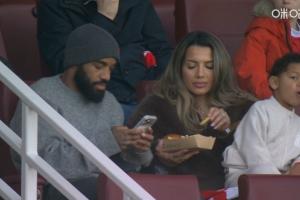 枪迷们想念吗？拉卡泽特携妻儿出现在阿森纳vs埃弗顿现场看台上