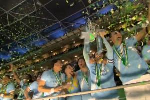 捧杯瞬间🏆曼城夺得本赛季联赛杯冠军！队长B席带队举起奖杯！