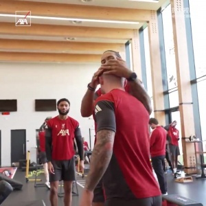 麦卡利斯特回到利物浦，索博和范戴克忍不住上手盘他的光头🤣