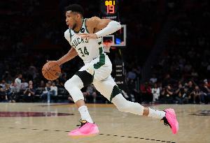 美记：字母哥今夏可能会引起一次竞价盛宴 湖火等队也可能加入