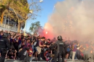 科贝：马竞大巴抵达诺坎普球场时再遭石块袭击，两扇车窗被砸碎