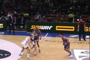 GOAT！凯·琼斯欧洲赛场惊现直升机式空接炸扣！太逆天了啊！